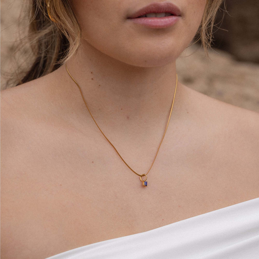 Roségoldene Kette mit Anhänger, elegant und feminin, getragen auf nackter Haut – PURELEI.