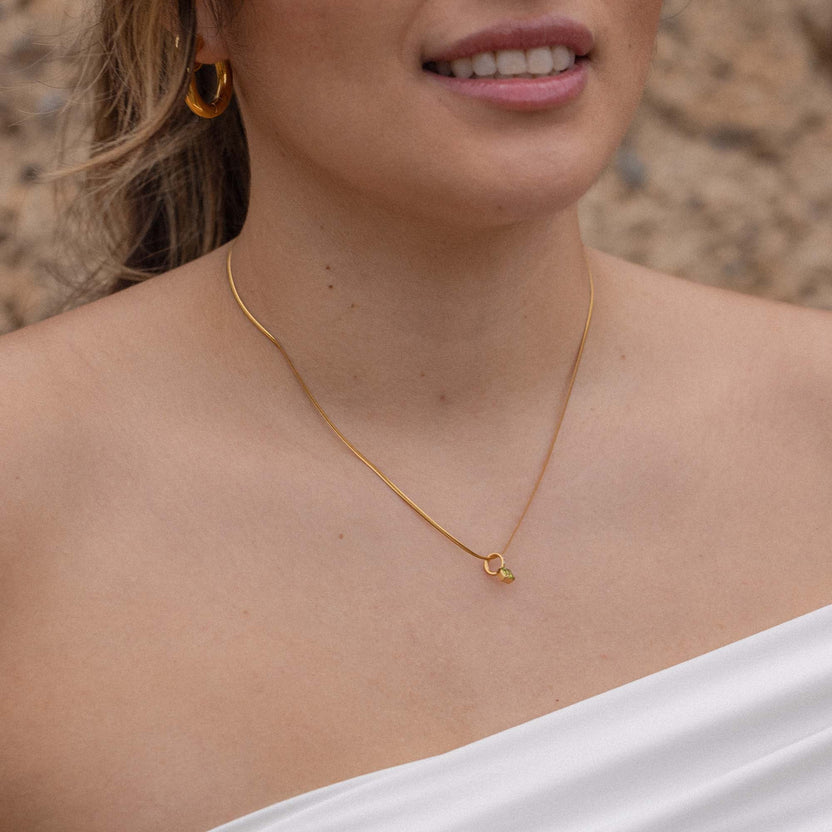 Roségoldene Kette mit zartem Anhänger, getragen in natürlicher Umgebung – PURELEI.