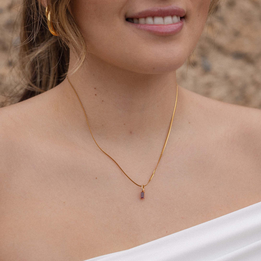 Roségoldene Kette mit minimalistischen Anhänger, getragen mit eleganter Ausstrahlung – PURELEI.