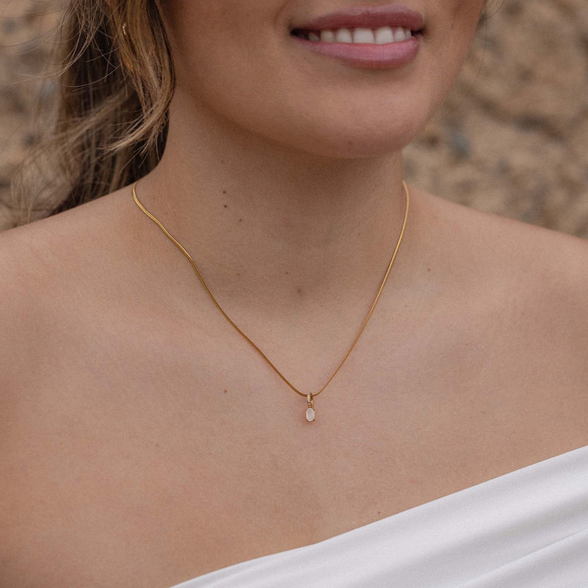 Roségoldene Kette mit zartem Anhänger, getragen auf freier Haut, PURELEI.