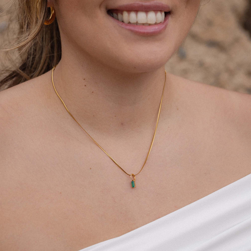 Roségoldene Kette mit Anhänger, elegant und feminin, getragen mit Aloha-Spirit von PURELEI.