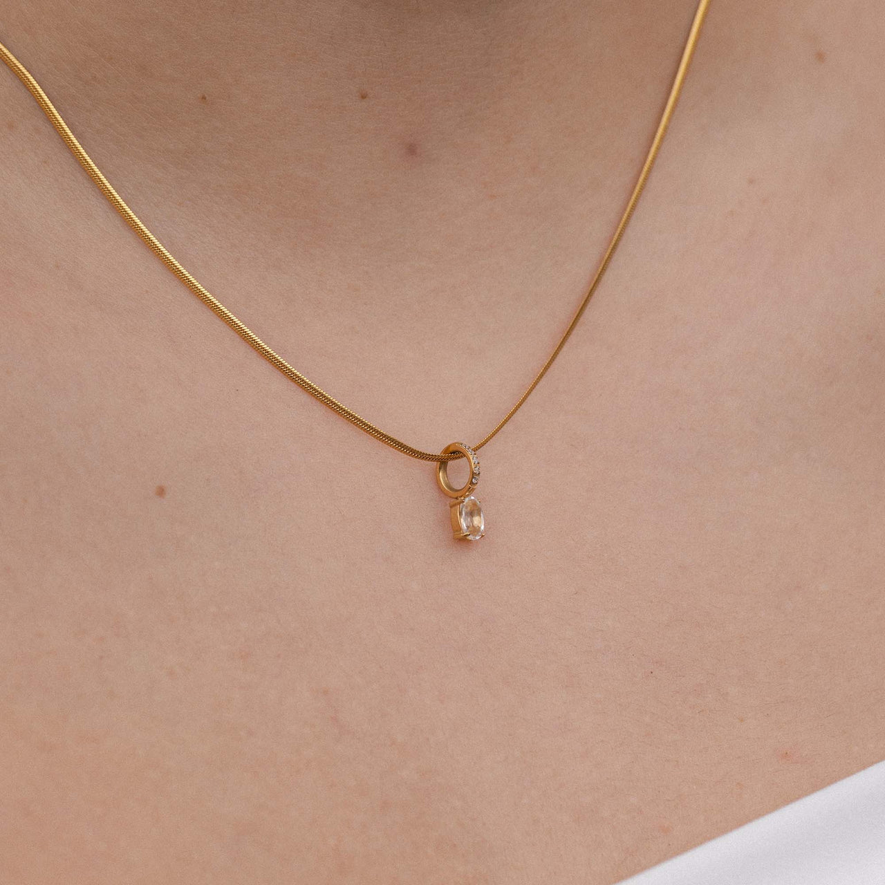Roségoldene Kette mit ovalem Anhänger, elegant und feminin, von PURELEI.