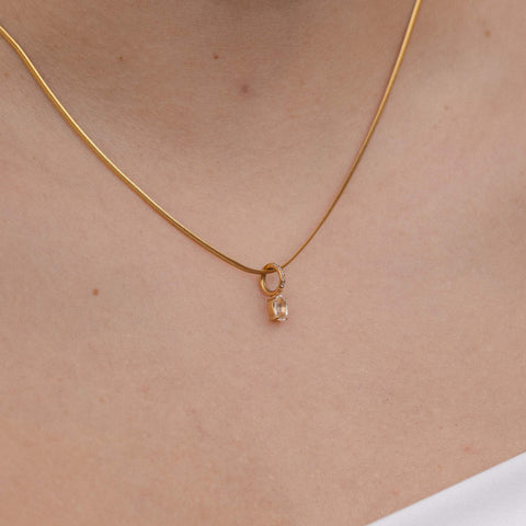 Roségoldene Kette mit ovalem Anhänger, elegant und feminin, von PURELEI.