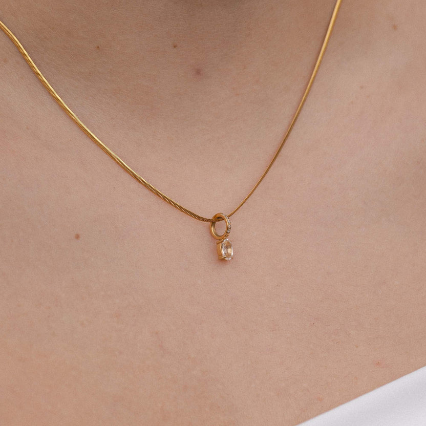Roségoldene Kette mit ovalem Anhänger, elegant und feminin, von PURELEI.