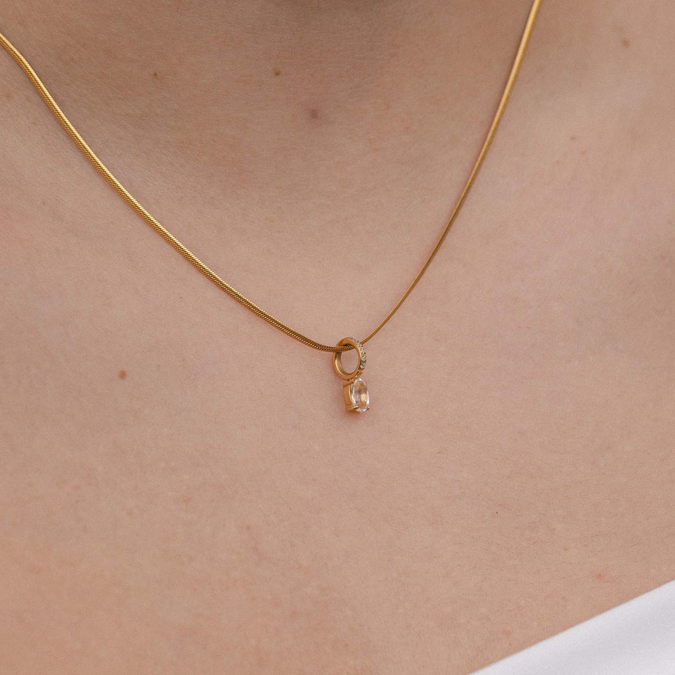 Roségoldene Kette mit ovalem Anhänger, elegant und feminin, von PURELEI.
