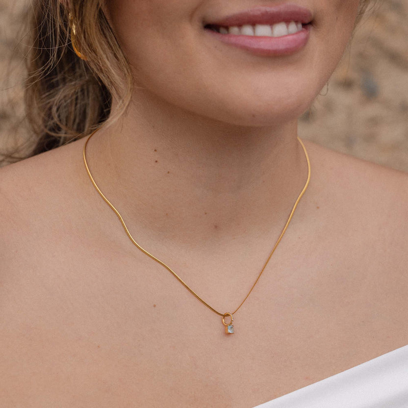 Roségoldene Kette mit zartem Anhänger, getragen mit natürlicher Eleganz, PURELEI.