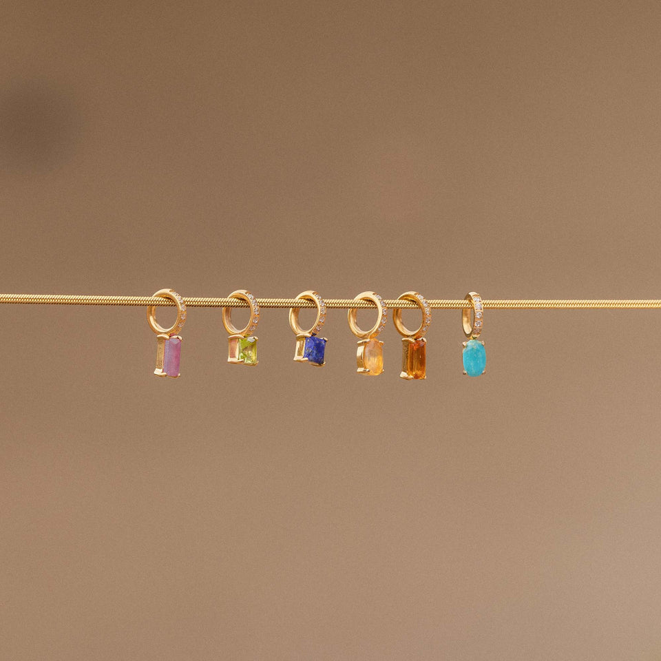 Goldene Anhänger mit bunten Steinen auf feinem Draht, PURELEI inspiriert.