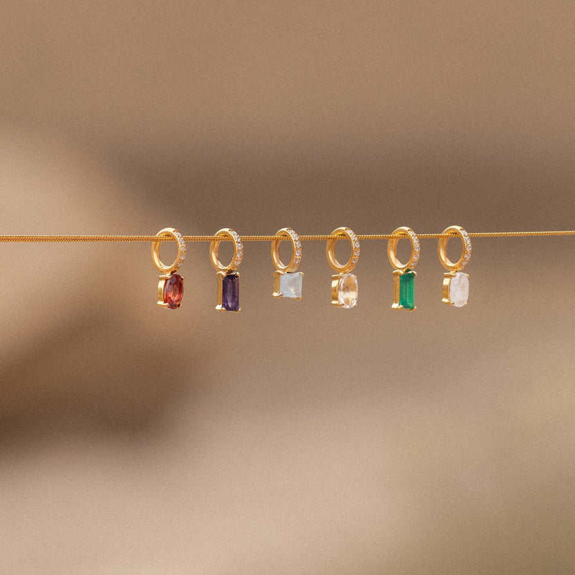 PURELEI goldene Ohrringe mit bunten Steinen, elegant auf Draht präsentiert.