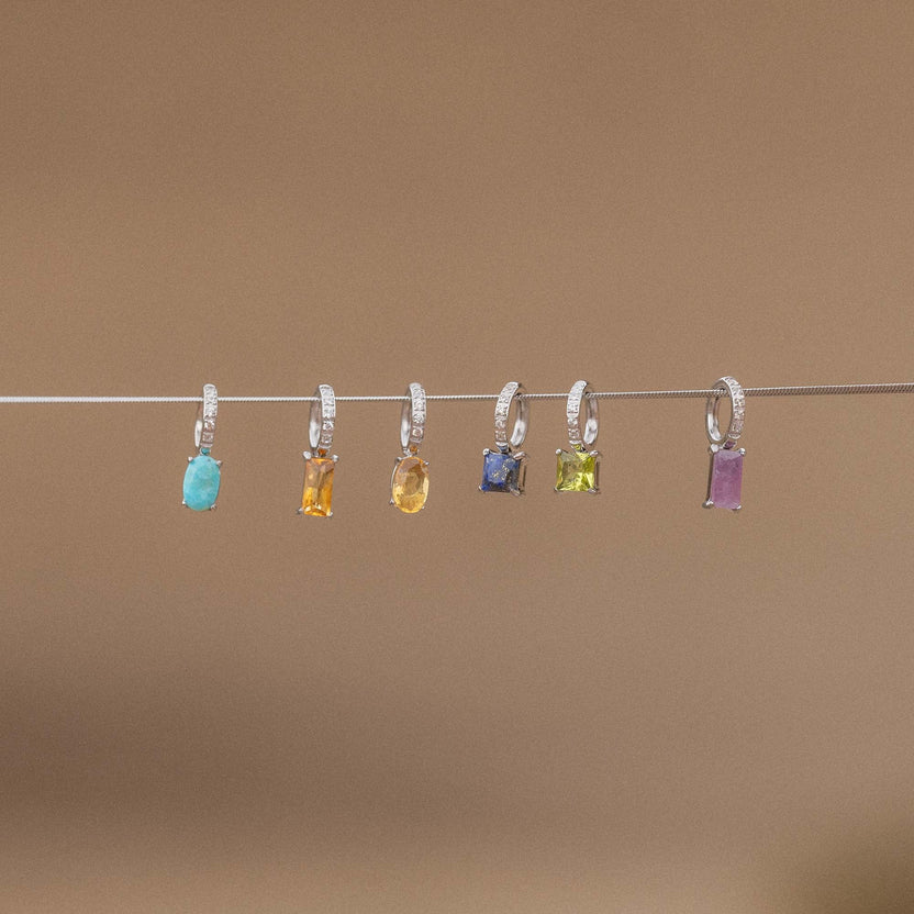 Sechs elegante Anhänger mit verschiedenen Edelsteinen und silbernen Details von PURELEI.