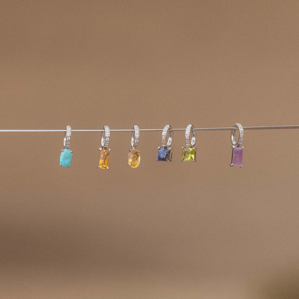 Sechseckige, farbige Anhänger aus Silber mit funkelnden Details von PURELEI.