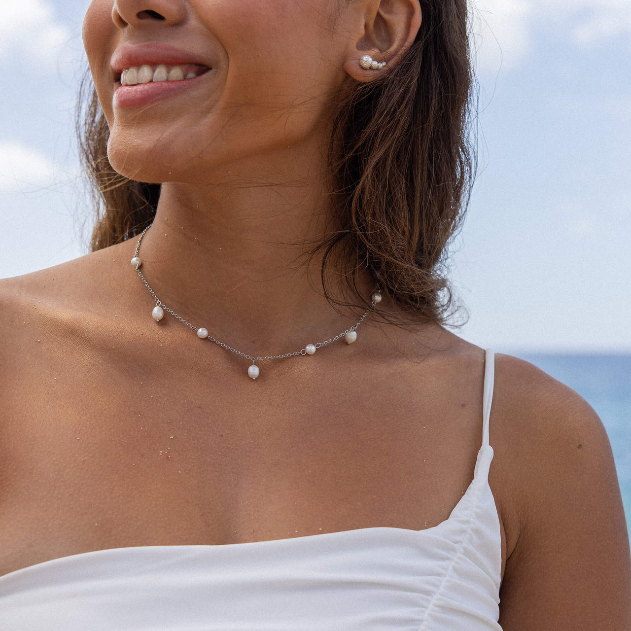 Silberne Kette mit Perlen, getragen am Hals, inspiriert von PURELEI.