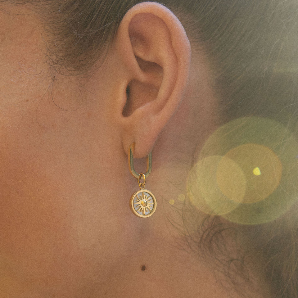 Goldene Ohrringe mit Sonnenmotiv, PURELEI, elegant und strahlend.