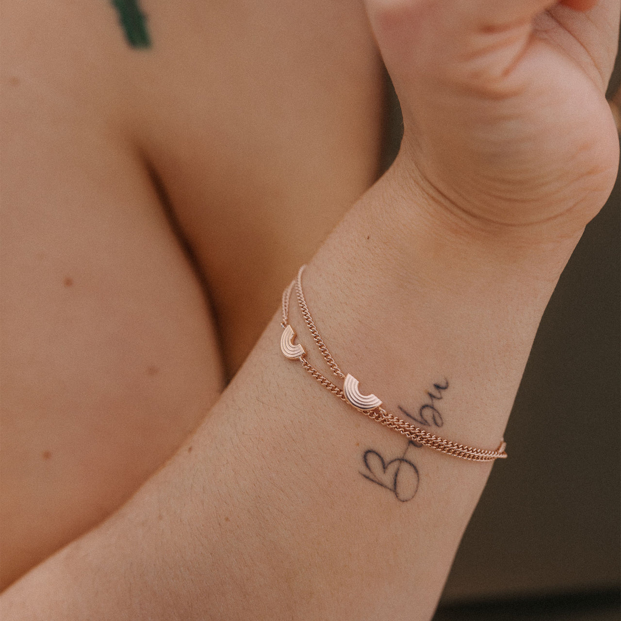 Roségoldenes Armband mit Muschel-Design, getragen am Handgelenk – PURELEI.