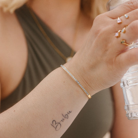 Roségoldenes Armband mit funkelnden Steinen, getragen am Handgelenk – PURELEI.