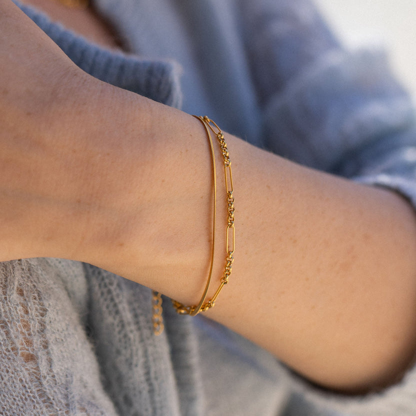 Roségoldenes Armband mit feinen Glieder- und Stabdetails, getragen am Handgelenk, PURELEI.