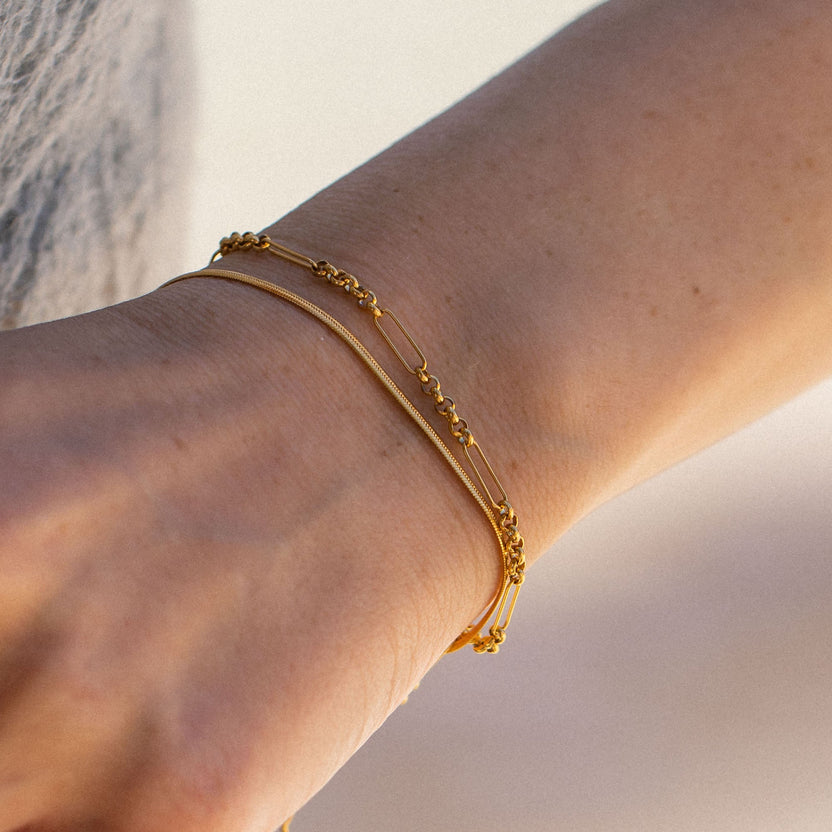 Roségoldenes Armband mit zarten Details, getragen am Handgelenk, von PURELEI.