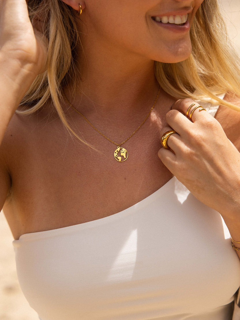 PURELEI World Map Kette aus 18K Gold, filigraner Anhänger, elegant tragbar, inspiriert von grenzenloser Freiheit.