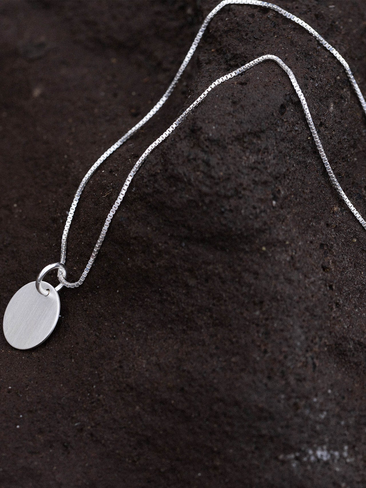 PURELEI Perfection Kette aus recyceltem Silber mit gravierbarem Charm auf dunklem Lavastein, zeitlos elegant.