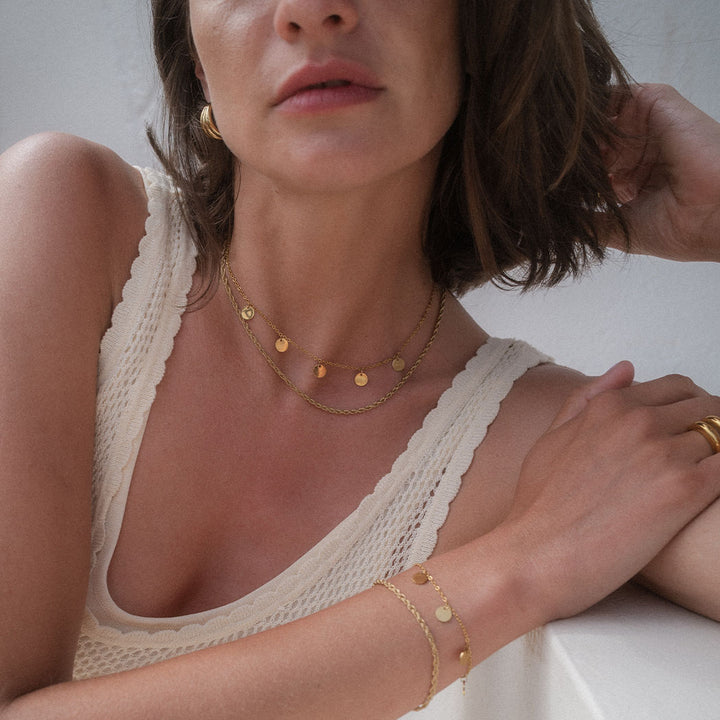 Zarte roségoldene Kette und Armband mit Anhängern, PURELEI, elegant und feminin.