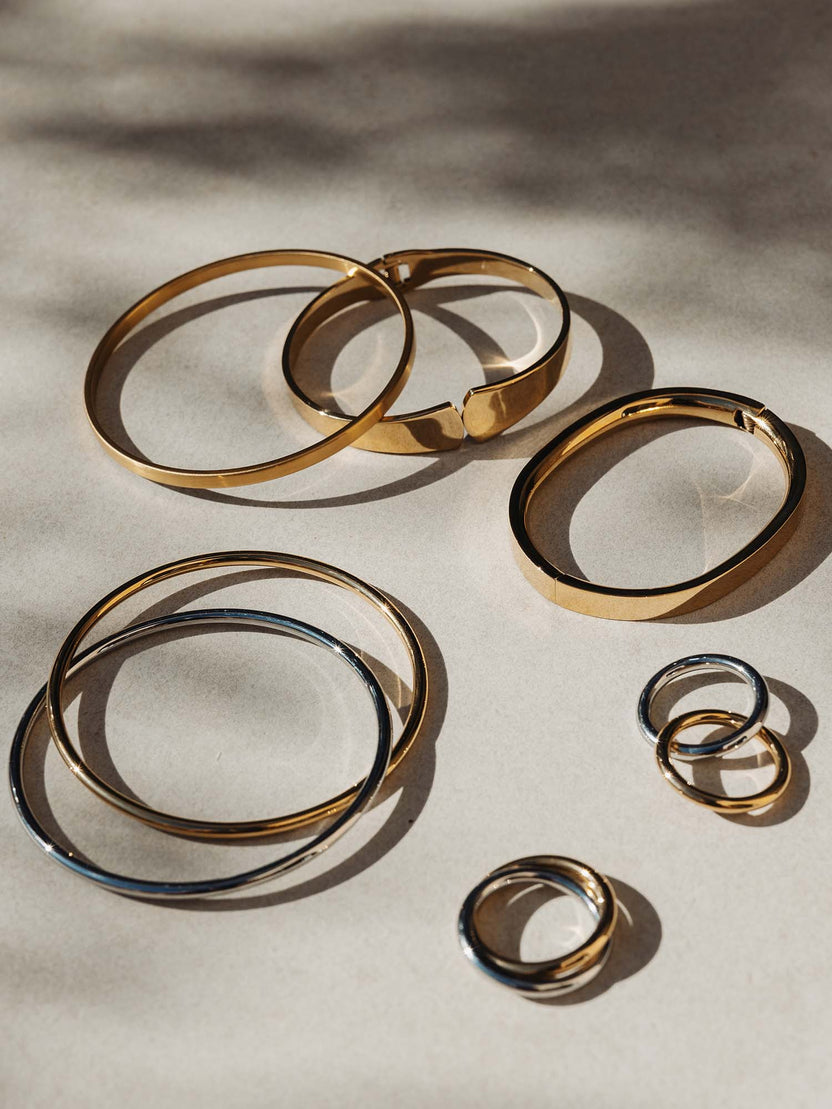 Simplicity Armcuff von PURELEI in Gold und Silber, elegant poliert, clean & zeitlos inszeniert auf hellem Untergrund.