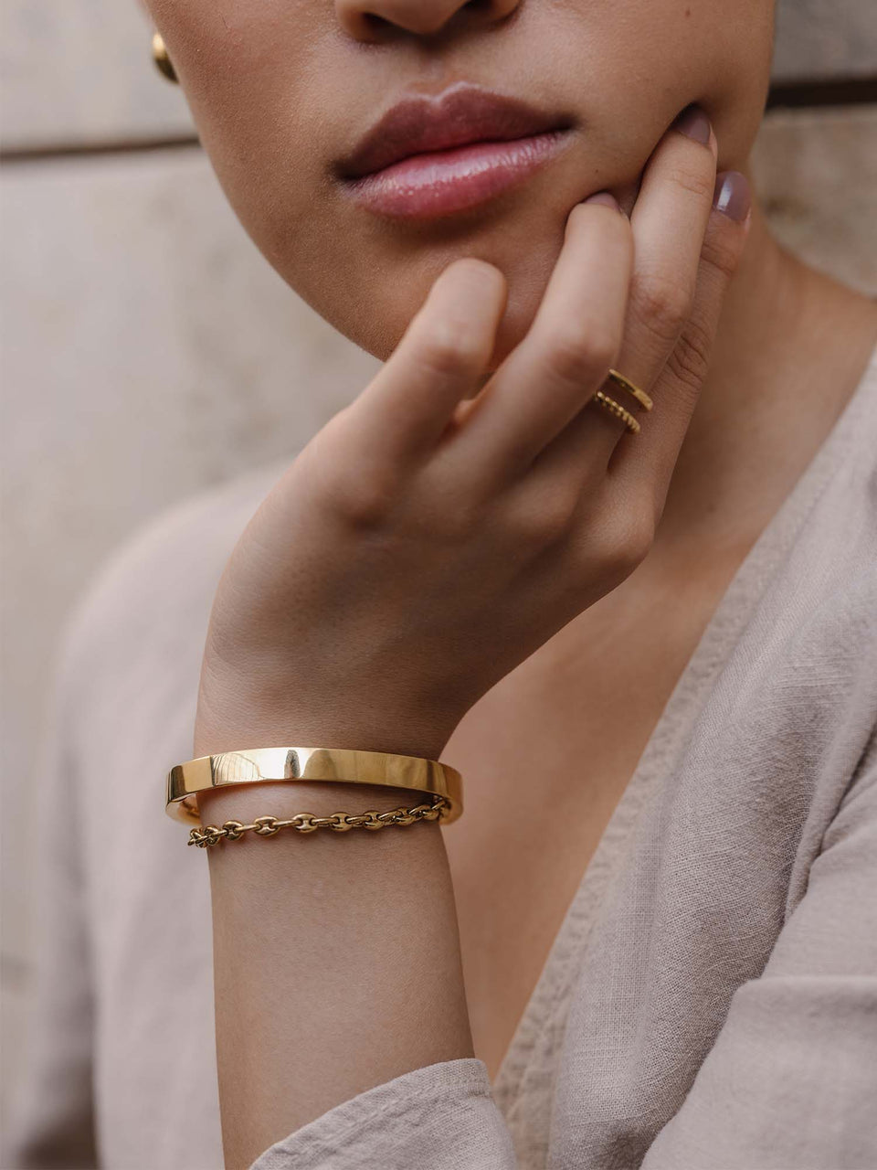 Roségoldenes Armband mit Ketten-Design, getragen von einer Frau, PURELEI.