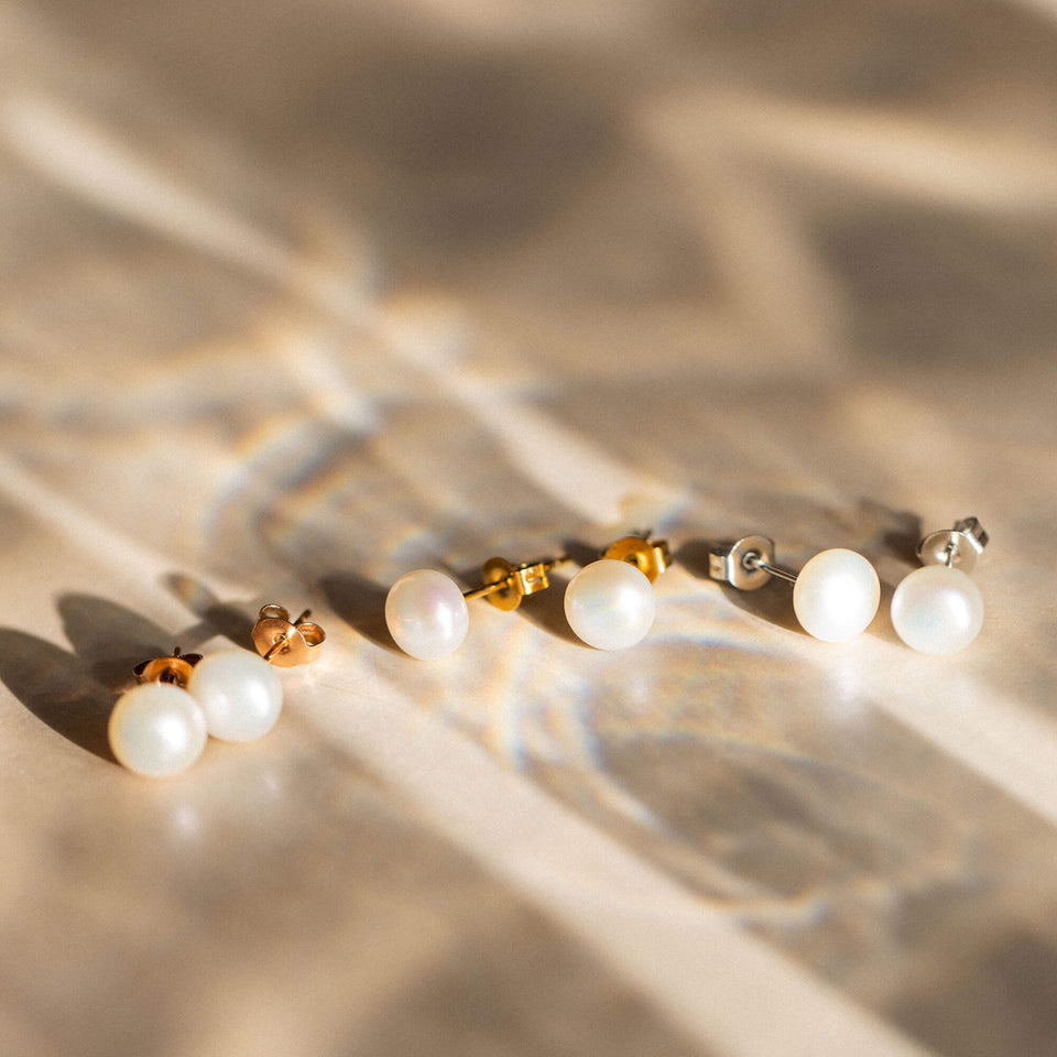 Klassische Perlenohrringe von PURELEI in Gold, Silber und Roségold mit schimmernden Süßwasserperlen, elegant und femininiert.
