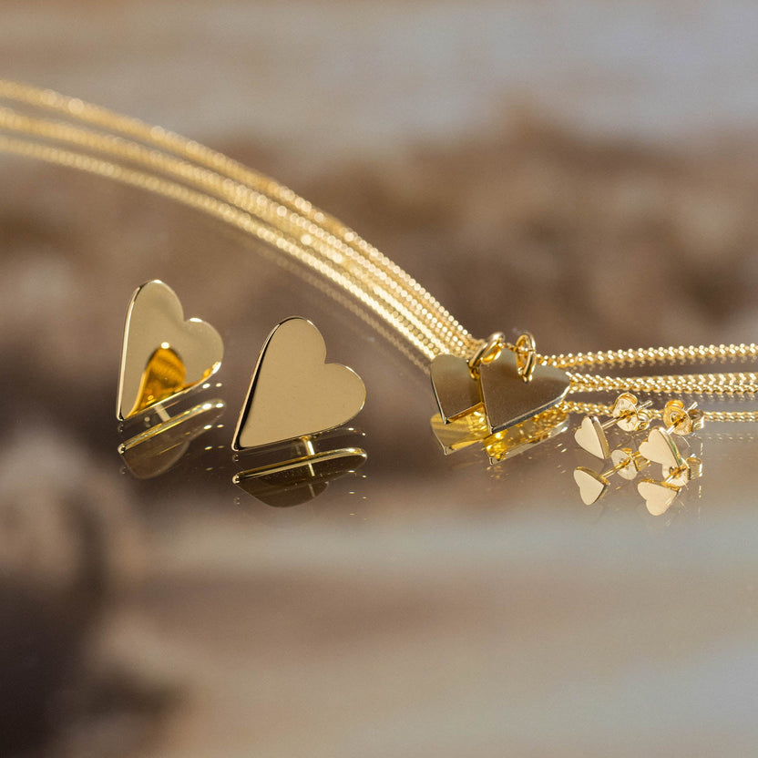 Share Love Anxiety Kette von PURELEI, vergoldet, zwei Herzanhänger, elegant und feminin mit warmem Insel-Spirit.