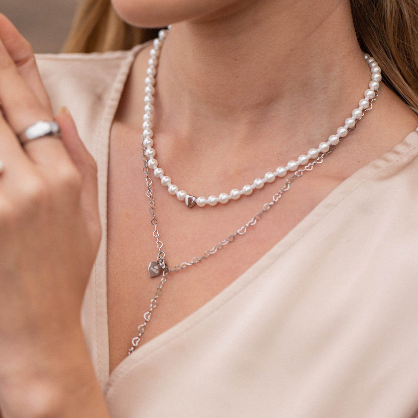 Zarte PURELEI Perlenkette mit silbernen Akzenten, elegant und feminin.