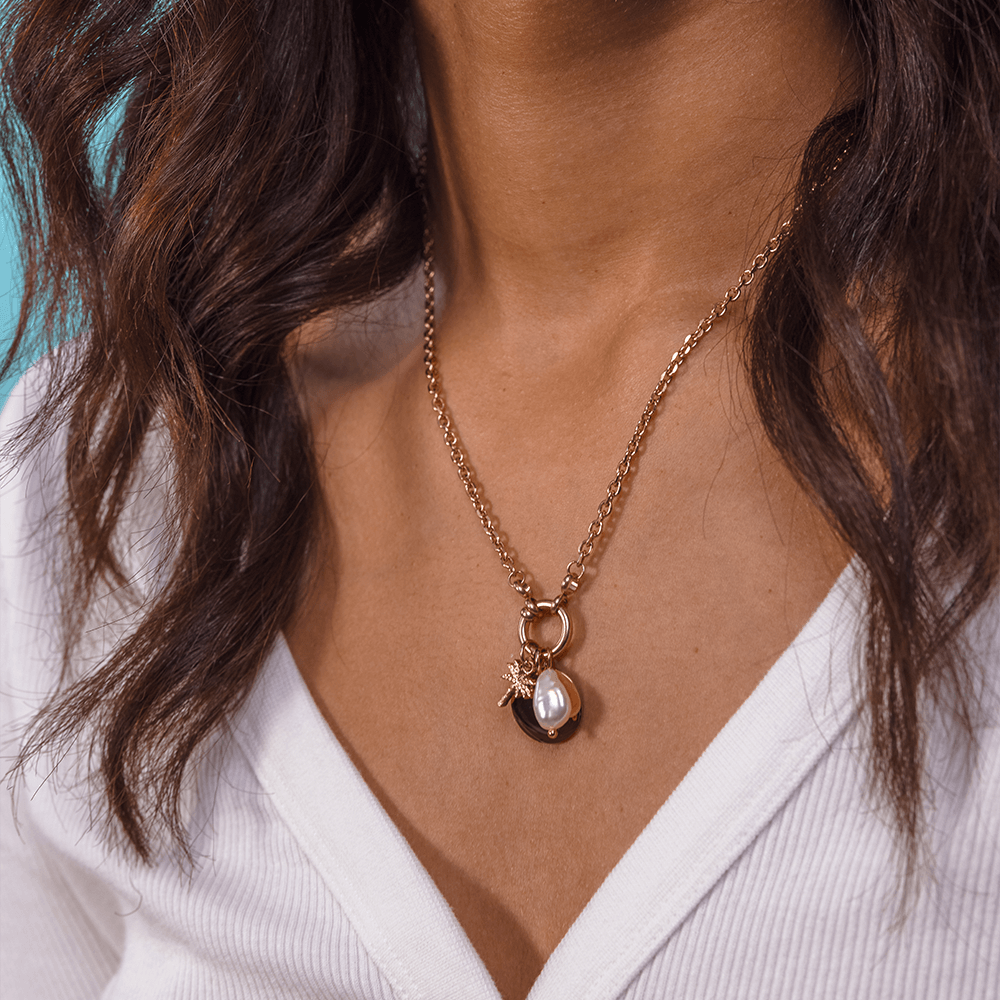 Palmtree Charm Anhänger in 18K Roségold mit Perle an zarter Kette, femininer Island-Spirit von PURELEI.