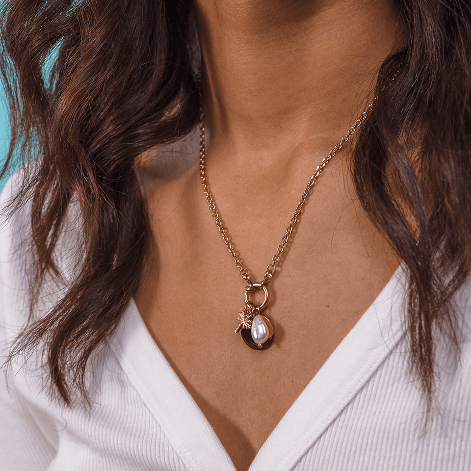 Palmtree Charm Anhänger in 18K Roségold mit Perle an zarter Kette, femininer Island-Spirit von PURELEI.