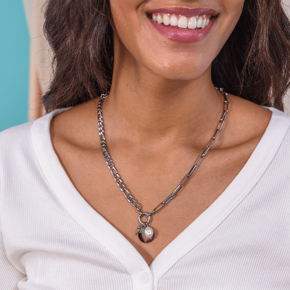 PURELEI Pearl Charm aus silbernem Edelstahl mit Keshi-Perle, lässig am Hals getragen, elegant und natürlich.