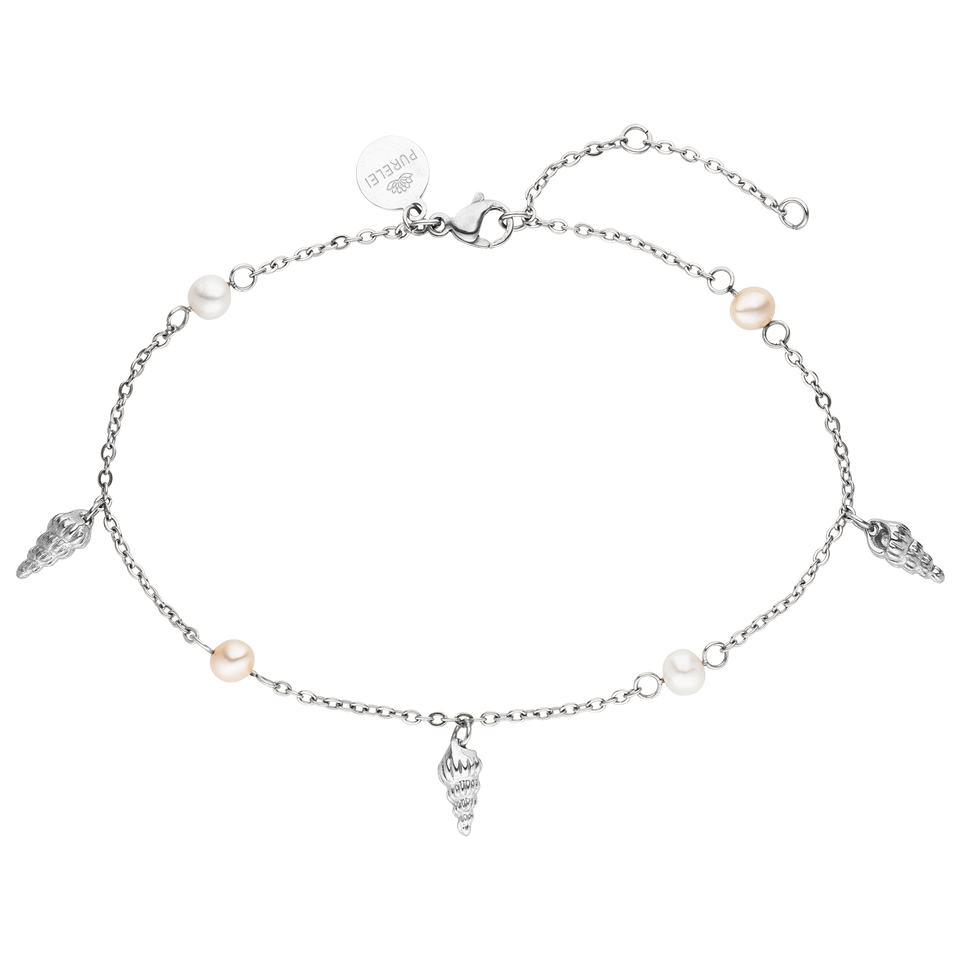 PURELEI Akala Fusskettchen in Silber mit Muschelanhängern und Süßwasserperlen, elegant und feminin.