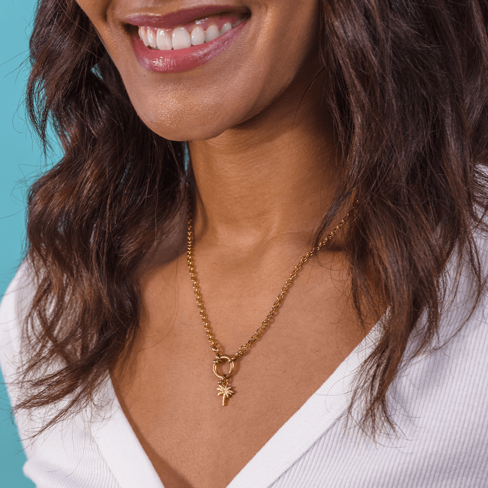 Palmtree Charm in 18K rosévergoldetem Edelstahl an Kette, elegant getragen mit tropischer Leichtigkeit von PURELEI.