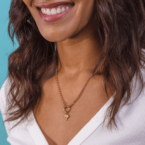 Palmtree Charm in 18K rosévergoldetem Edelstahl an Kette, elegant getragen mit tropischer Leichtigkeit von PURELEI.