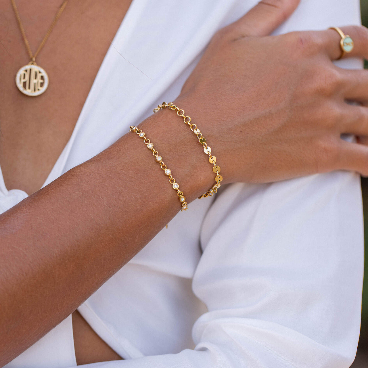 Zartes roségoldenes Armband mit funkelnden Details, getragen mit Aloha-Spirit von PURELEI.