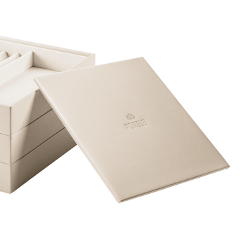 Elegante, beige Schmuckbox von PURELEI mit Prägung, stilvoll und modern.
