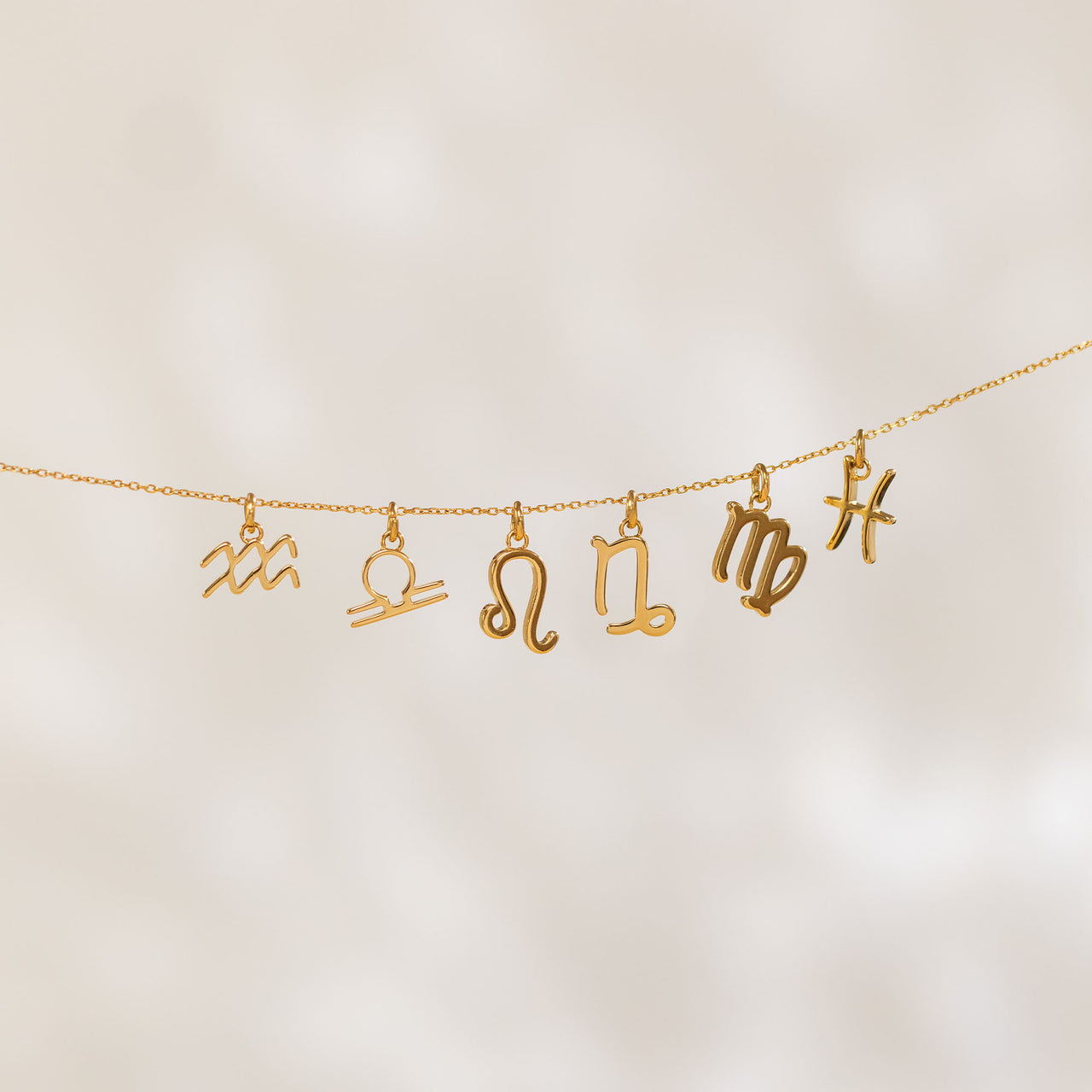 Wassermann Zodiac Charm in 18K Gold, zartes Sternzeichen-Anhänger-Set, warmes Licht, PURELEI-Qualität, nickelfrei.