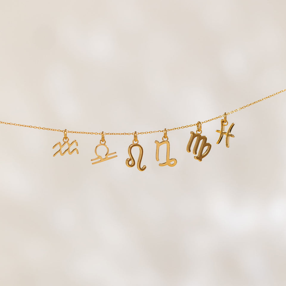 Wassermann Zodiac Charm in 18K Gold, zartes Sternzeichen-Anhänger-Set, warmes Licht, PURELEI-Qualität, nickelfrei.