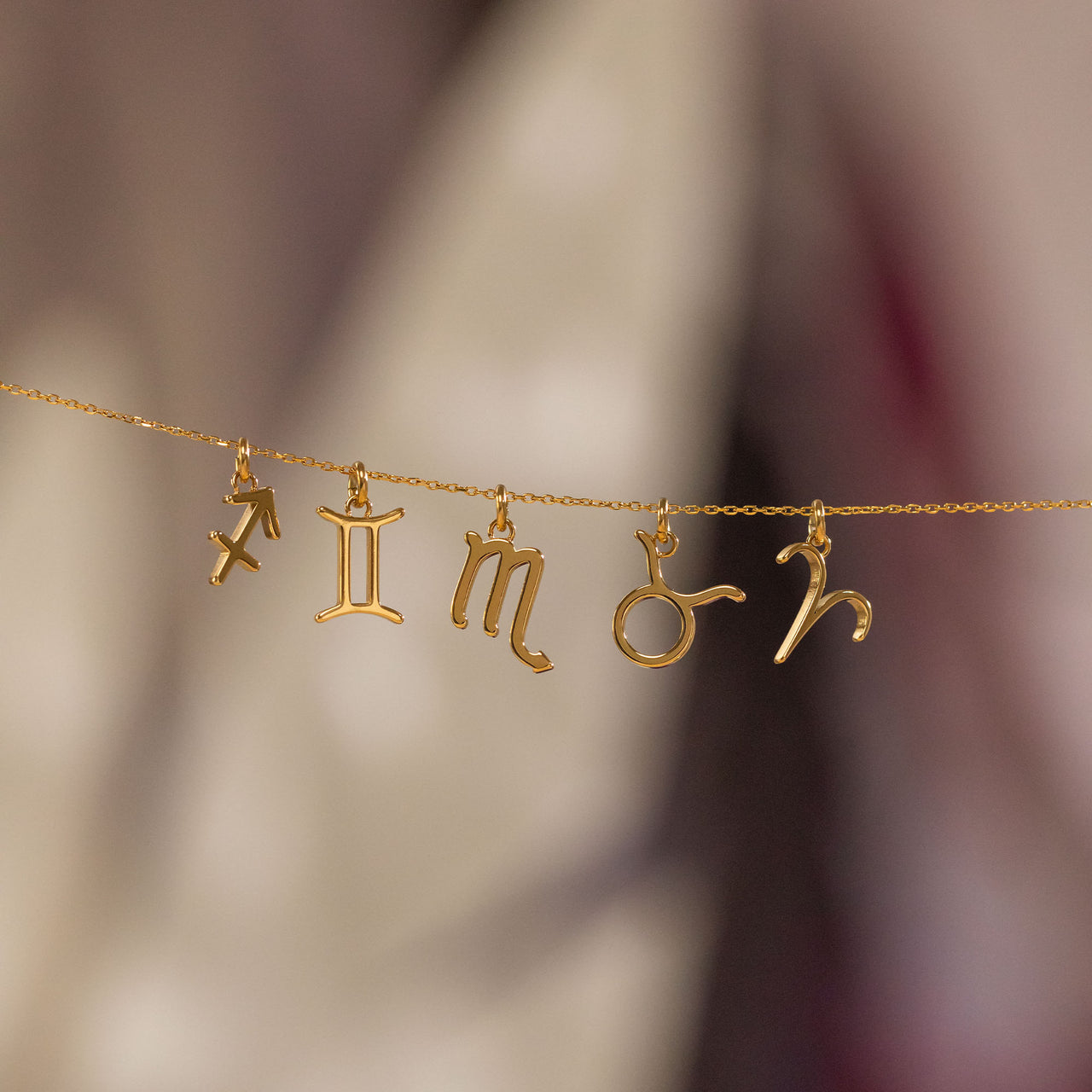 Schütze Zodiac Charm in 18K Gold, feines Sternzeichen-Anhänger-Design an filigraner Kette, elegant und feminin von PURELEI