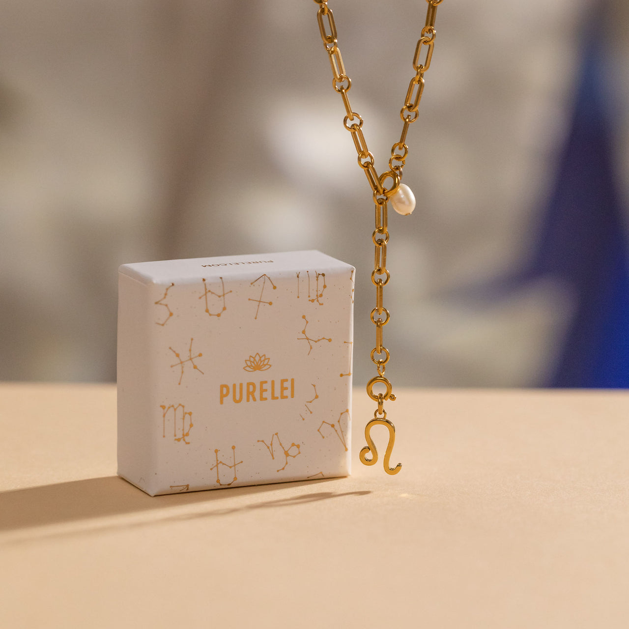 PURELEI Wassermann Zodiac Charm aus 18K vergoldetem Edelstahl mit Perlenanhänger, elegant inszeniert.
