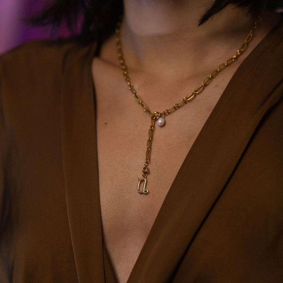 PURELEI Steinbock Zodiac Charm aus 18K Gold vergoldetem Edelstahl, elegant, femininer Island-Spirit am Dekolleté