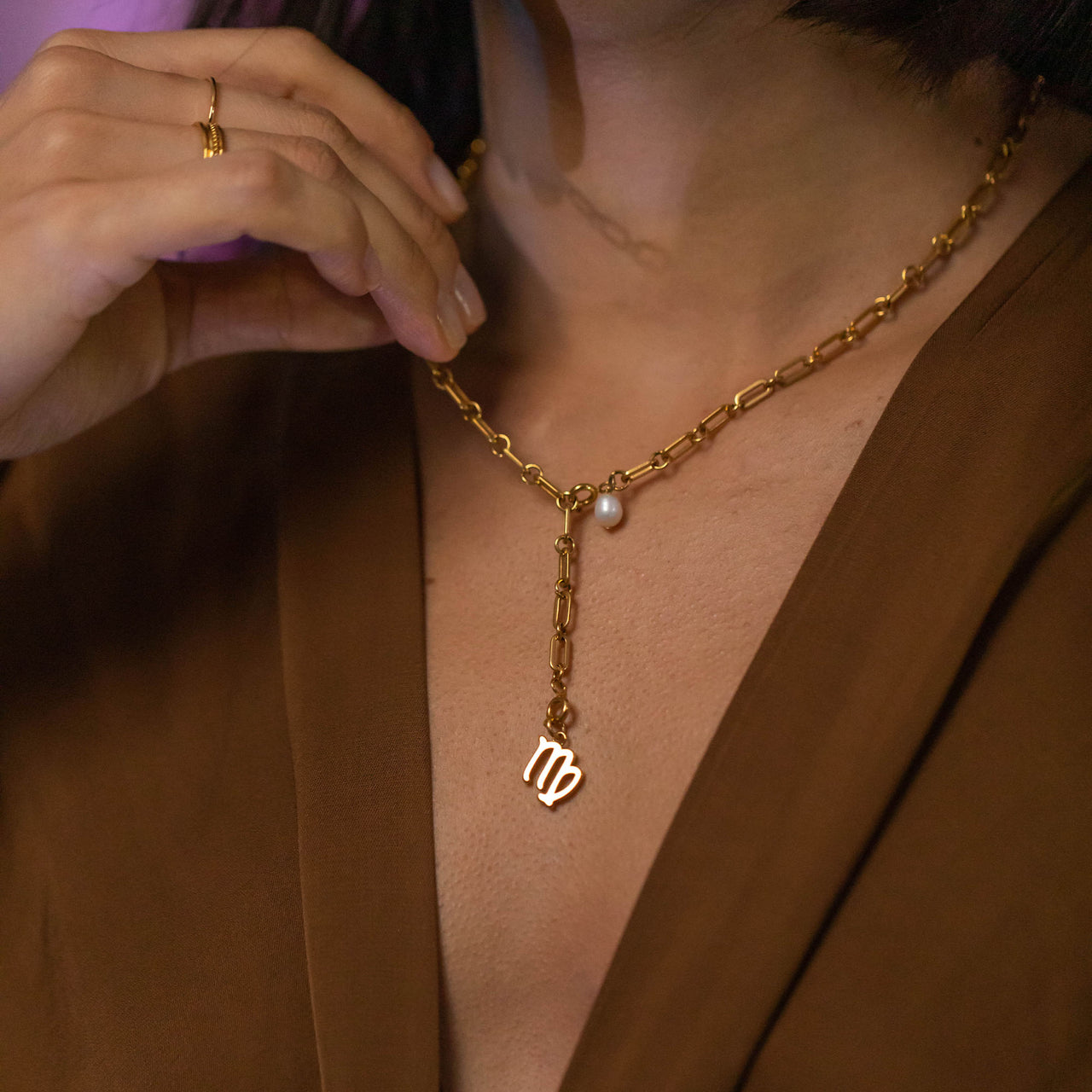 PURELEI Jungfrau Zodiac Charm aus 18K vergoldetem Edelstahl mit zartem Perlenakzent, getragen am Hals in elegantem Look